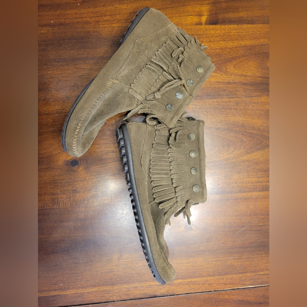 Minnetonka Brown Suede moccasins